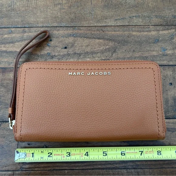 Marc Jacobs Tan Leather Zip Around Wallet/Wristlet Organizer. - Picture 11 of 11